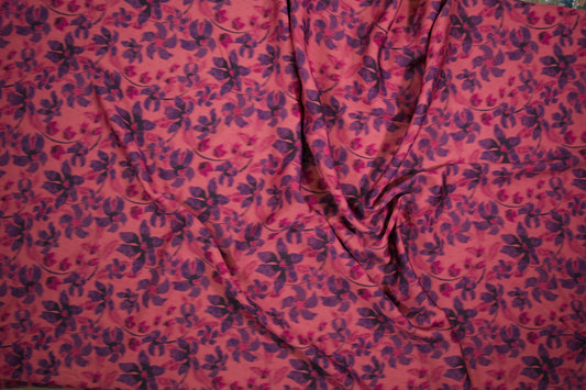 Satin Viskose mit floralem Muster in Rosa und Lila Detailaufnahme der Stoffstruktur