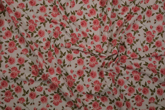 Zarter Baumwollstoff mit rosa Rosen und grünen Blättern – ideal für Kleider und Deko