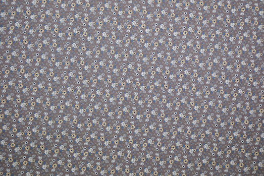 Baumwollstoff Blumen Taupe Blau – Nahaufnahme des Musters metrware