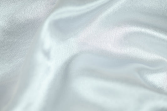 WeiĂer Satin Stoff fĂŒr Brautmode und Dekoration