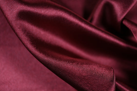 Dunkelroter Satin Stoff fĂŒr festliche Kleidung
