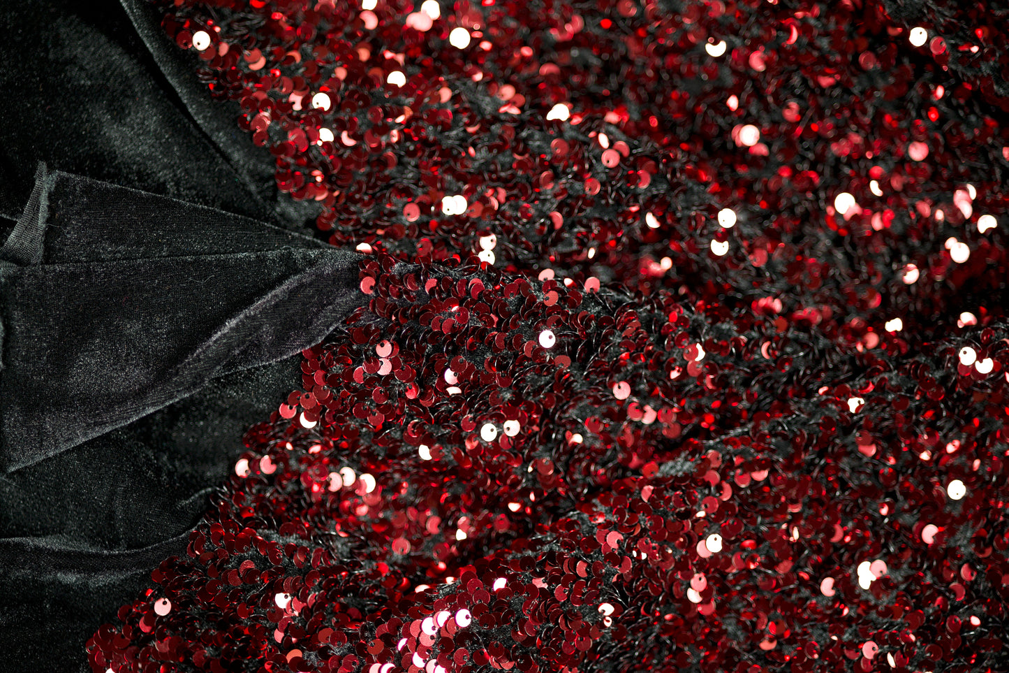 Roter Glitzerstoff auf schwarzem Samt – ein echter Hingucker