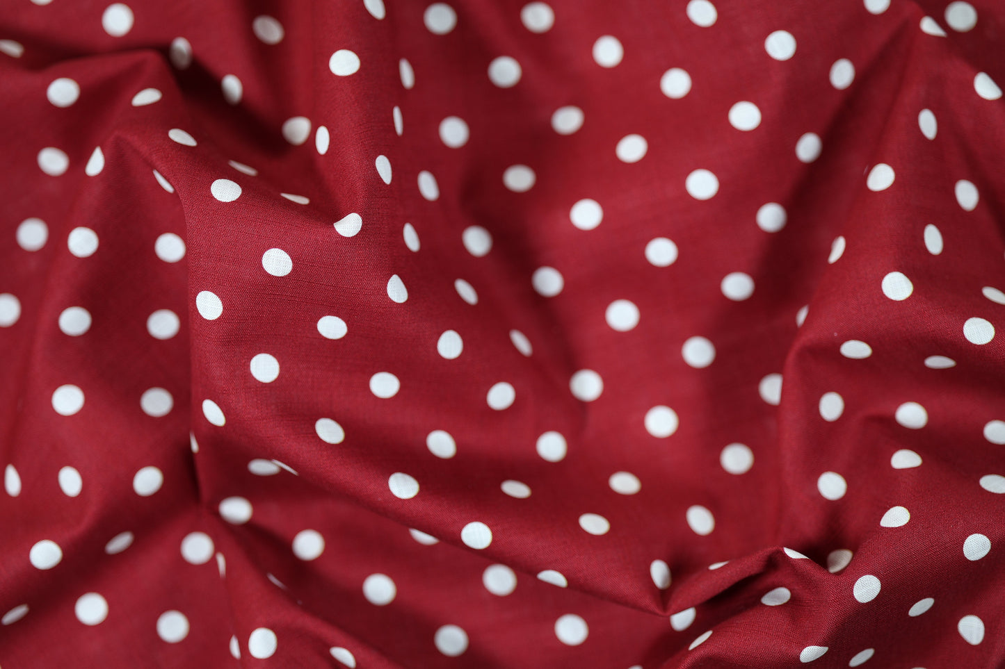 Baumwollstoff in Rot mit weißen Tupfen – für Blusen, Röcke und Accessoires