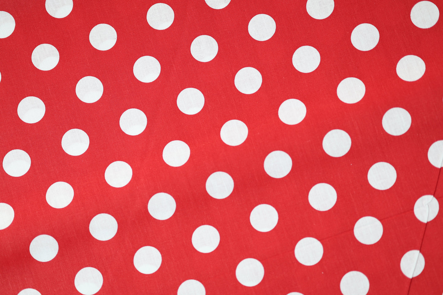 Roter Stoff mit weißen Punkten – perfekt für farbenfrohe Designs
