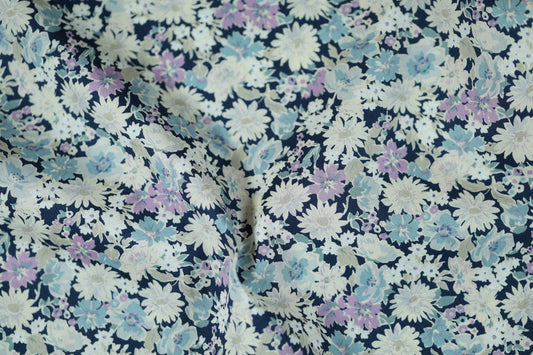 Florales Design auf Baumwollstretch – ideal für Dekoration und Kleidung