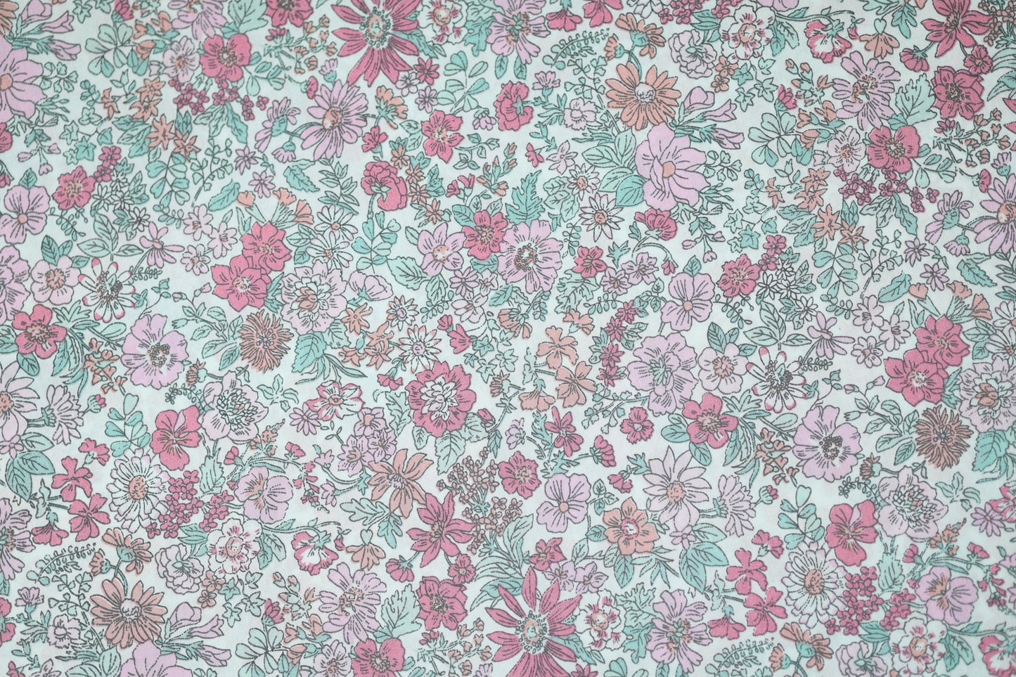 Romantischer Blumenstoff auf hellem Grund – aus Baumwollstretch
