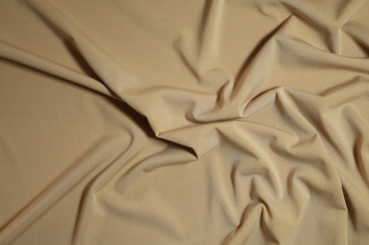 Elastischer Jersey in Sandfarben, locker und weich drapiert