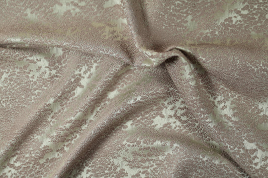 Dekostoff mit floraler Struktur in Beige und Gold – ideal für Polster und Vorhänge