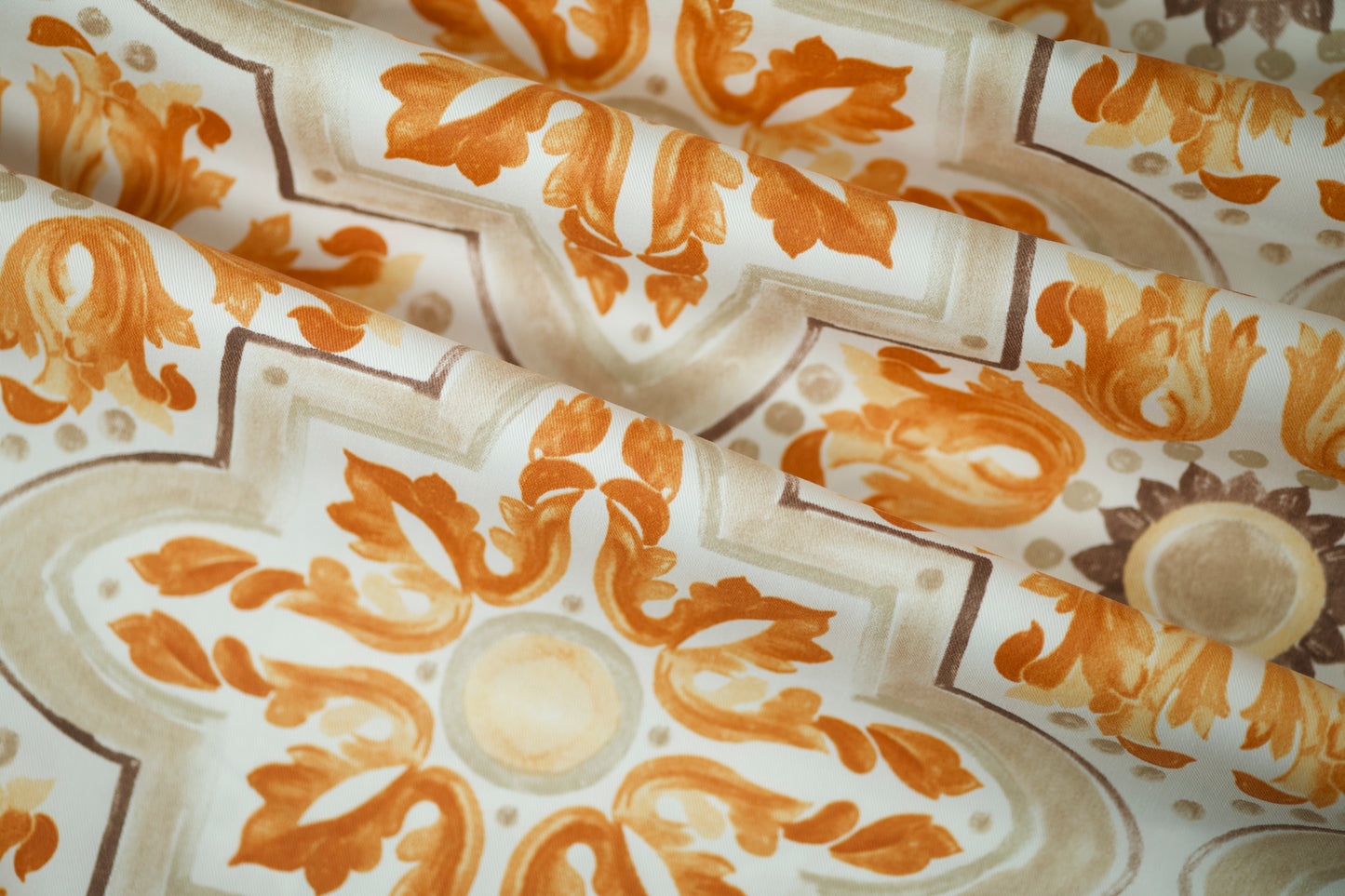 Ornamentierter Dekostoff in kräftigem Orange für Fenster und Dekoideen