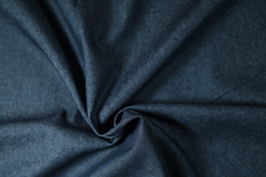 Detailansicht vom Denimstoff Jeansblau mit feiner Struktur