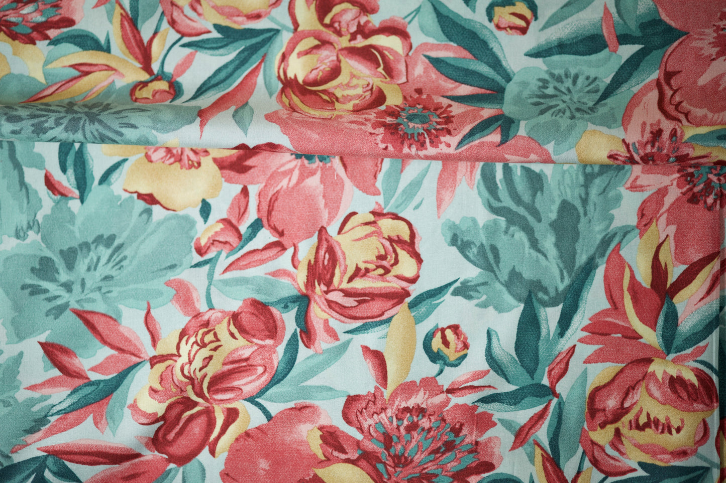 Viskosestoff – Blütenpracht in Koralle & Türkis – Viskosestoff mit Blumenmuster – weich und ideal für sommerliche Kleidung – Detailansicht