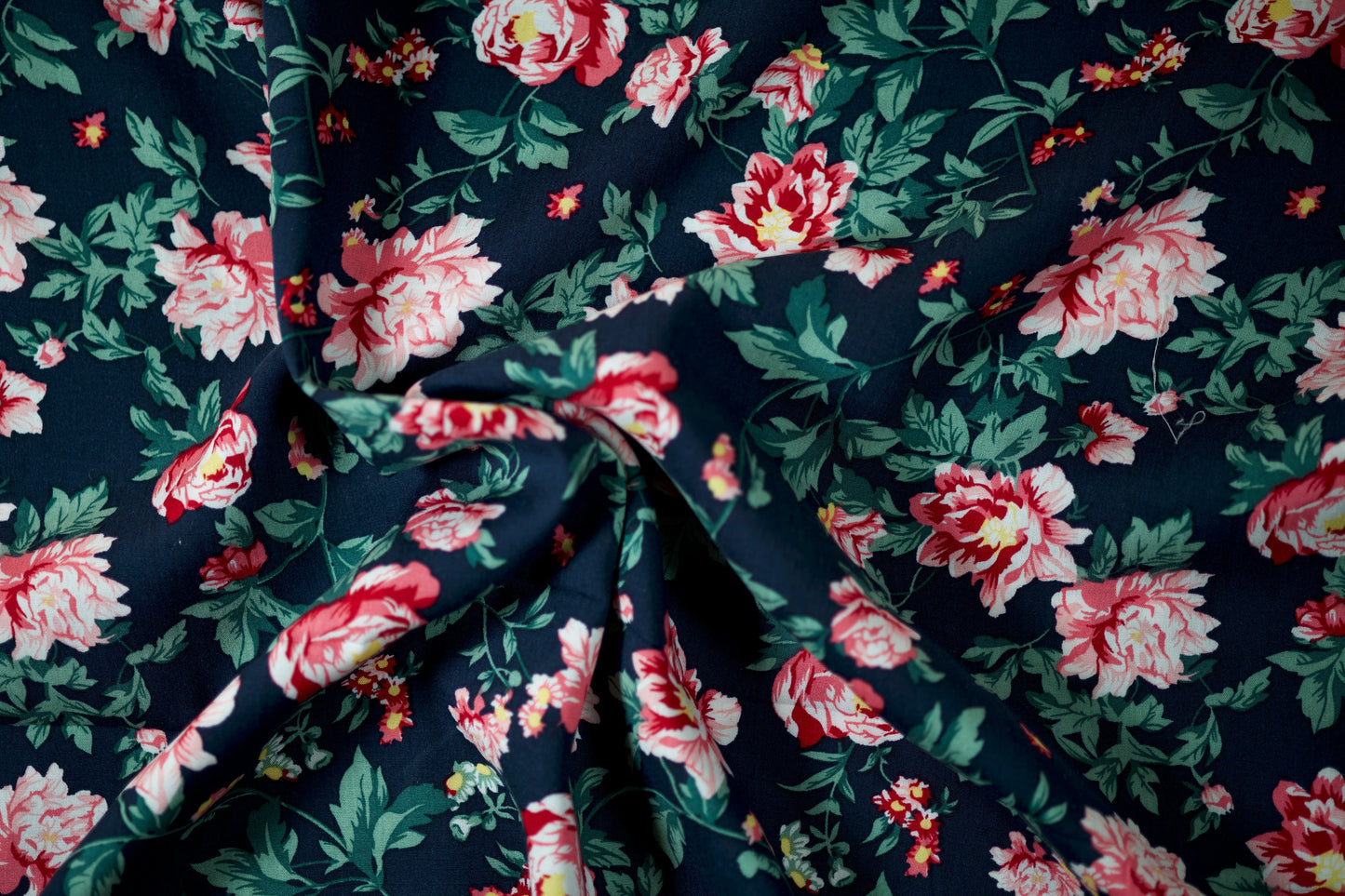 Leichter Sommerstoff mit floralem Muster in Rosa und Dunkelblau