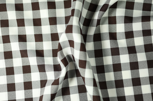 Detailaufnahme vom Polyester Krierte Stoff in Kohle und Weiß – leichter Faltenwurf