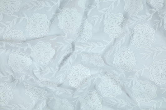 Elastischer Baumwollstoff Florale Stickerei Weiß – ideal für Kleidung und Accessoires