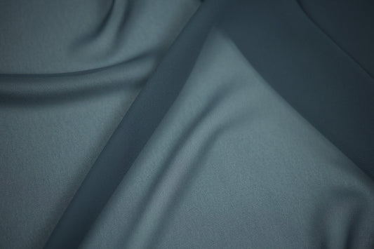 Detailaufnahme von Chiffonstoff in Dunkelpetrol – leicht transparent und edel fallend