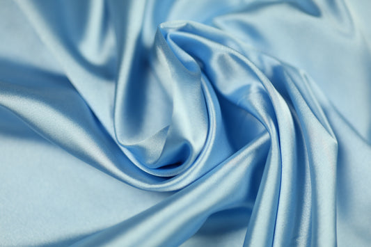 Satin Stoff in Himmelblau glänzend – zarter Stoff für Kleidung, Dekoration oder DIY-Projekte