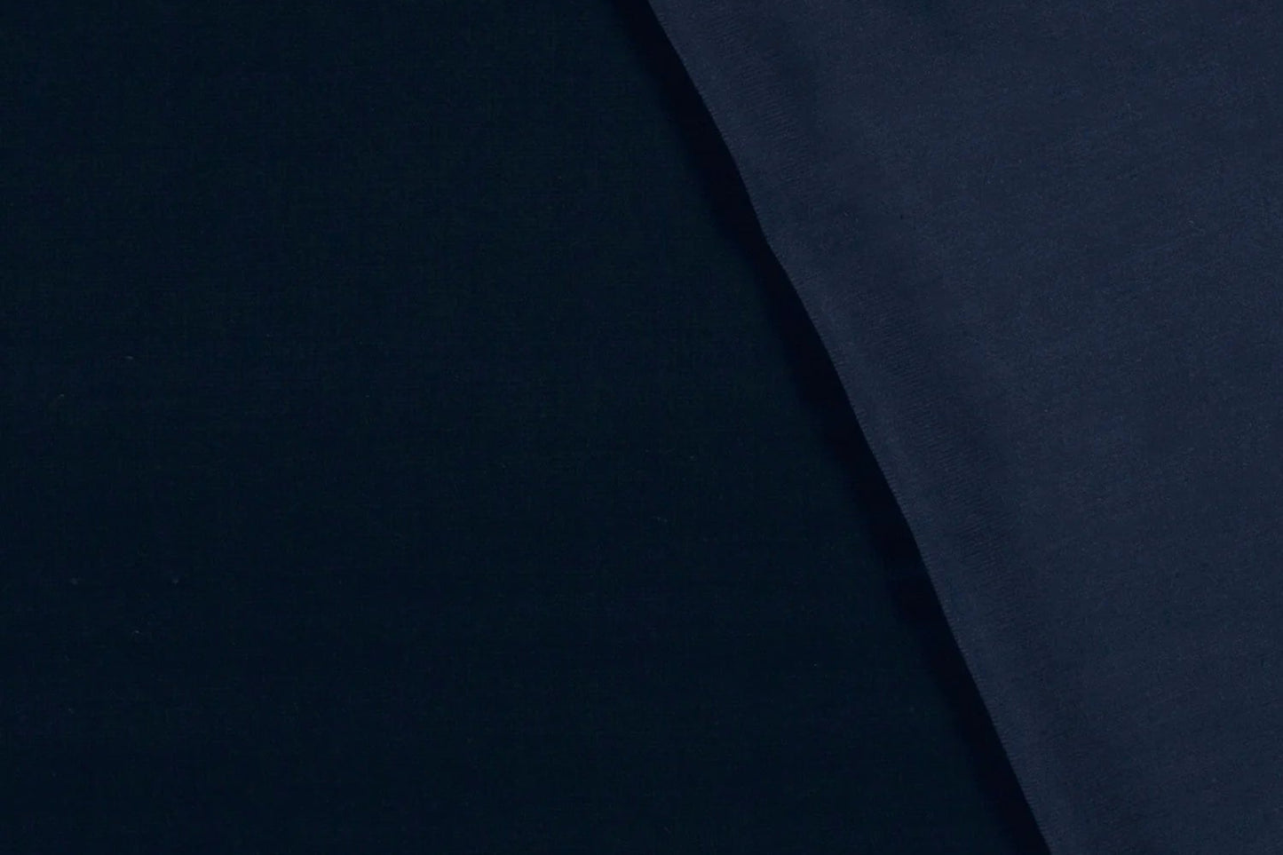 Marineblauer Viskosestoff mit leicht glänzender Oberfläche
