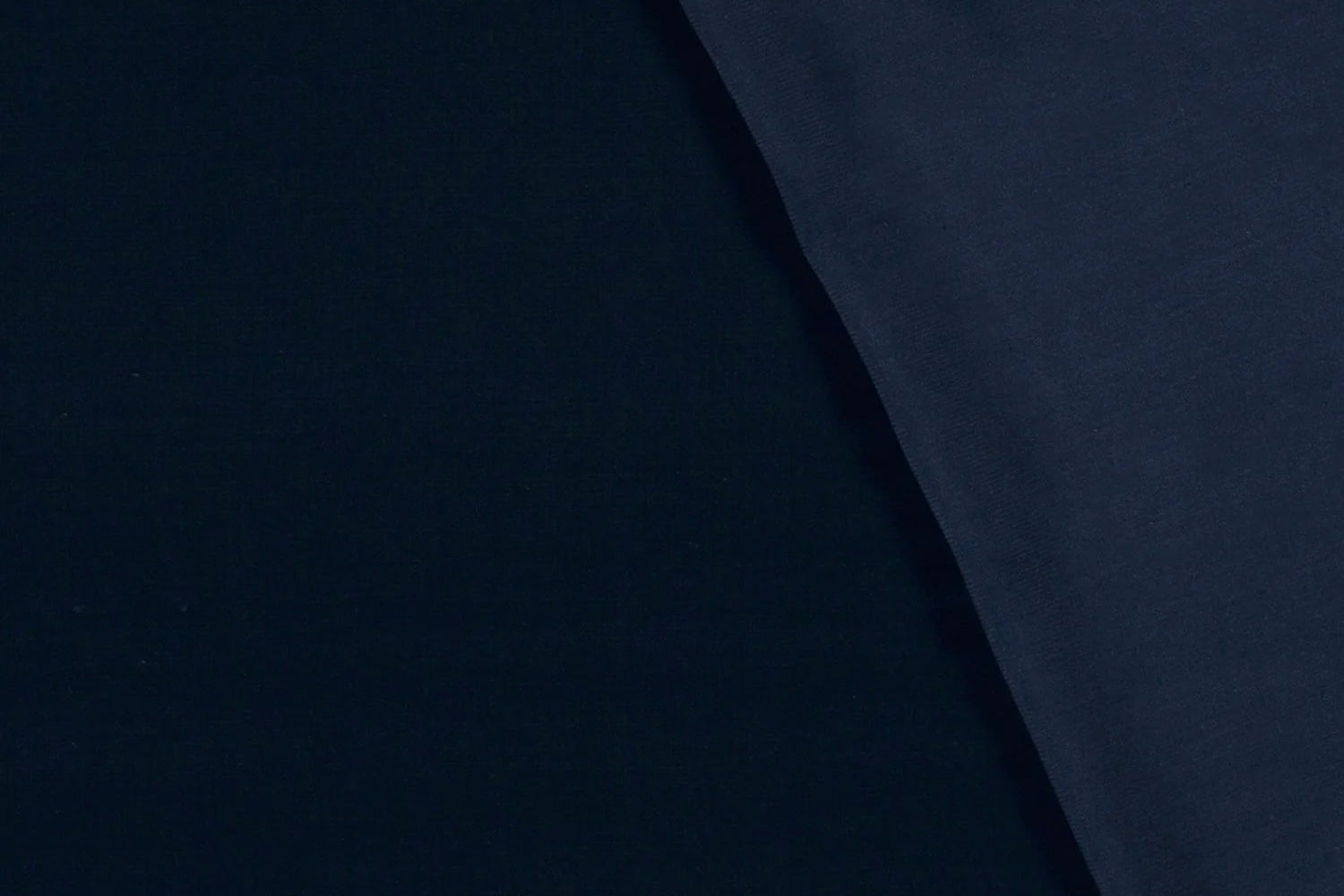 Marineblauer Viskosestoff mit leicht glänzender Oberfläche
