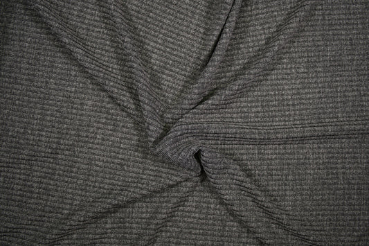 Melierter Rip Jersey in Grau mit feiner Rippstruktur - Detailaufnahme der Stoffstruktur