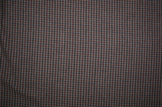Wollstoff mit klassischem Hahnentritt-Muster in Grau, Bordeaux, Blau und Braun - Nahaufnahme der Materialqualität 140cm