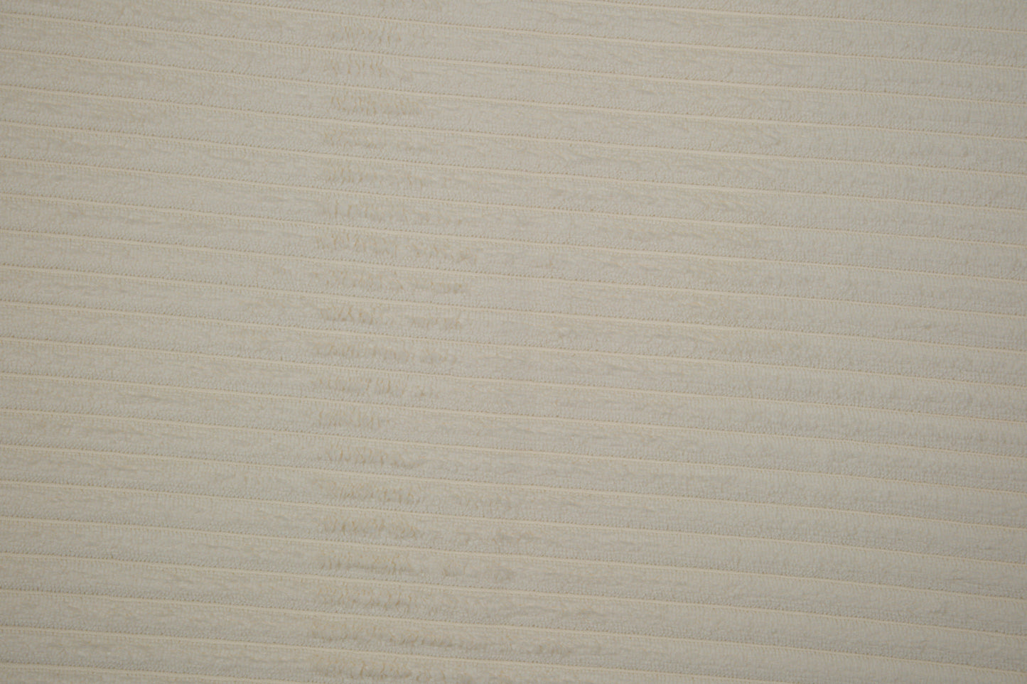 Heller Cord Möbelstoff in Creme – weicher Polsterstoff mit Rippenstruktur Detailaufnahme der Stoffstruktur