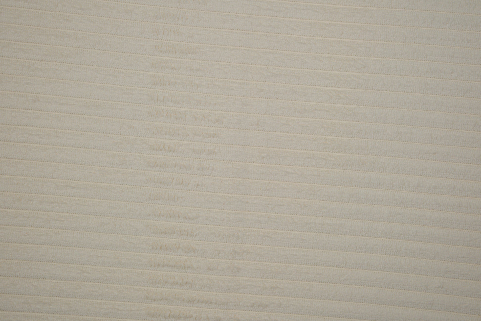 Heller Cord Möbelstoff in Creme – weicher Polsterstoff mit Rippenstruktur Detailaufnahme der Stoffstruktur