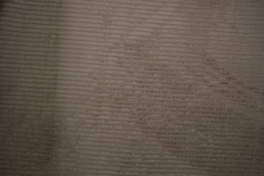 Cord Möbelstoff in Taupe mit weicher Rippenstruktur Detailaufnahme der Stoffstruktur