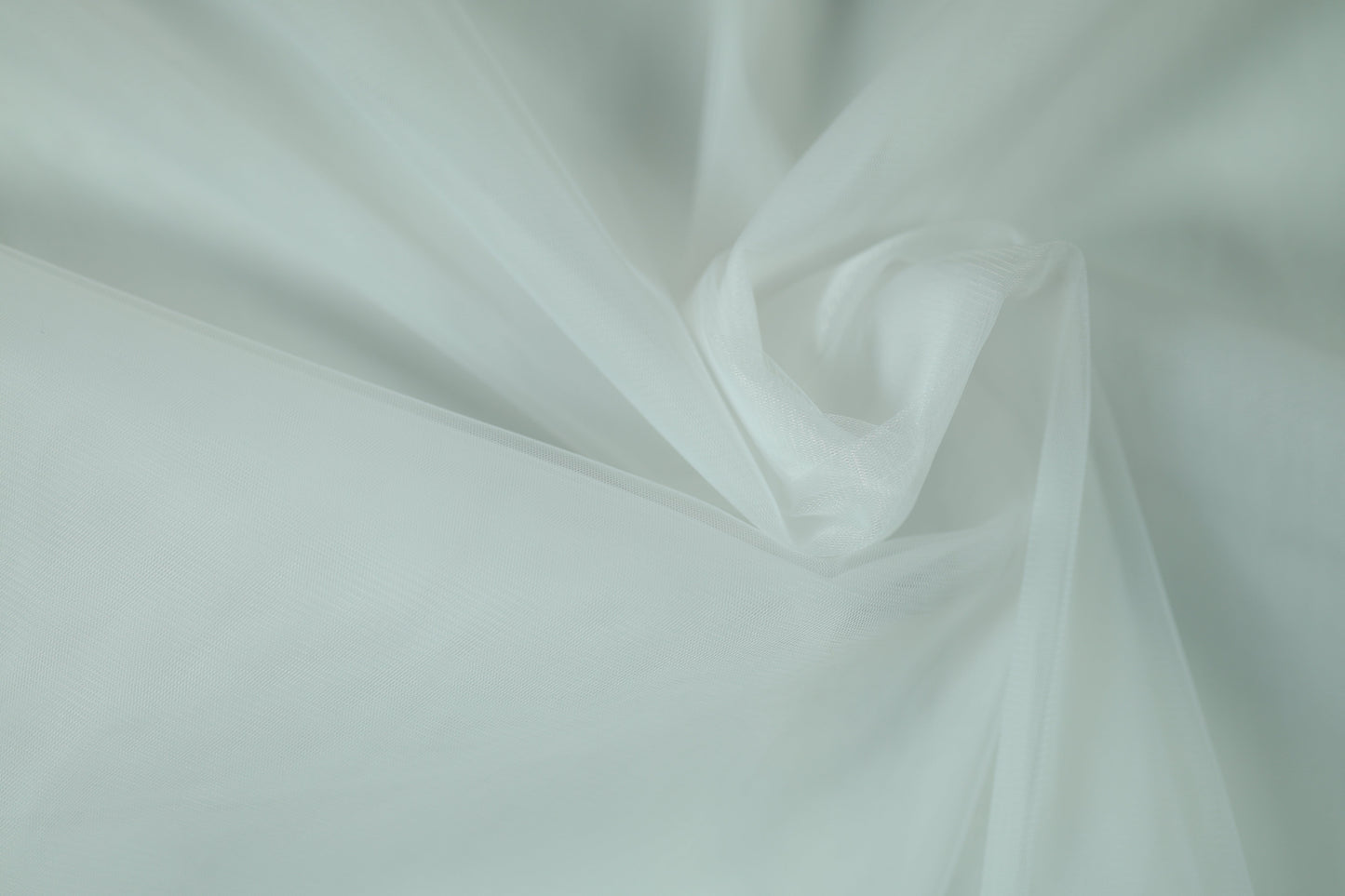 Leichter Tüll in Weiß – ideal für festliche Mode