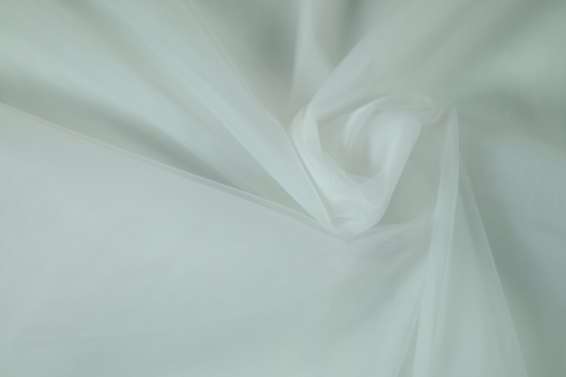 Leichter Tüll in Weiß – ideal für festliche Mode