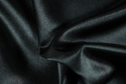 Schwarzer Krepp Satin Stoff mit tiefem Glanz
