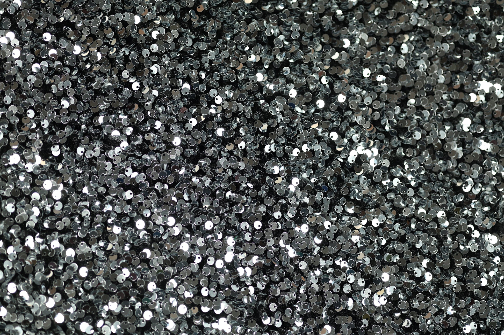 Silberner Glitzerstoff mit funkelnden Pailletten – perfekt für glamouröse Auftritte