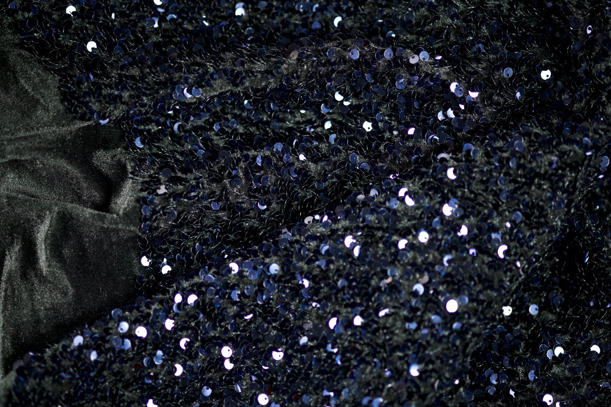 Dunkelblauer Glitzerstoff mit Pailletten – elegant und festlich