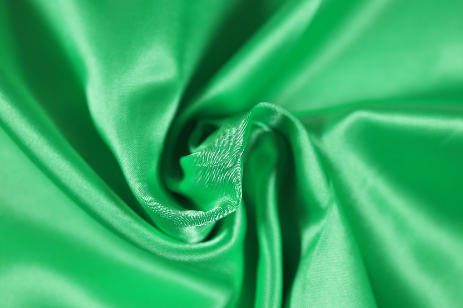 Seidiger Stoff in Grasgrün – ideal für Deko und Mode
