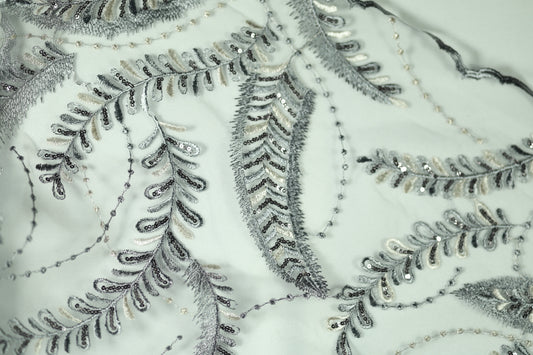 Spitzenstoff in Silber – elegant und fein verarbeitet