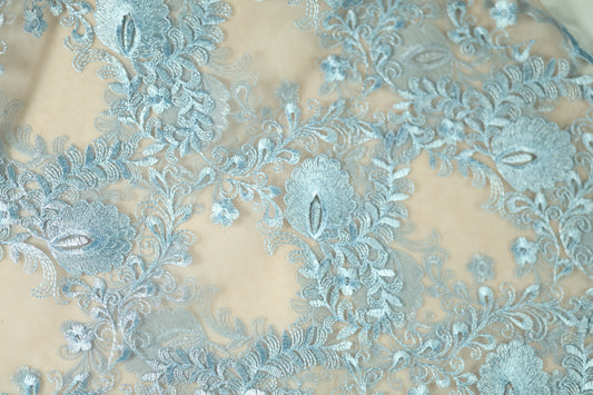 Spitzenstoff in Hellblau – elegant und fein verarbeitet