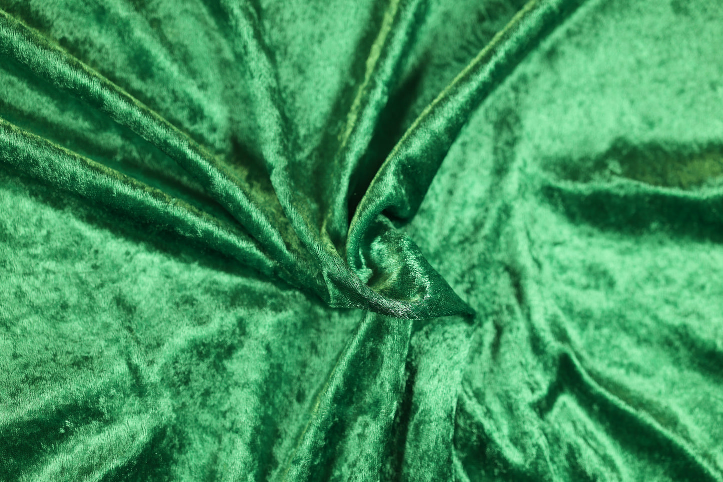 Leuchtend grüner Samt für Deko und Fasching