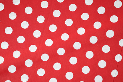 Roter Stoff mit weißen Punkten – perfekt für farbenfrohe Designs