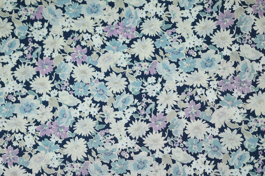 Blumiger Baumwollstretch mit blau-lila Muster – romantisch und verspielt
