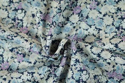 Stoff mit Blumenprint auf dunklem Hintergrund – kreativ einsetzbar