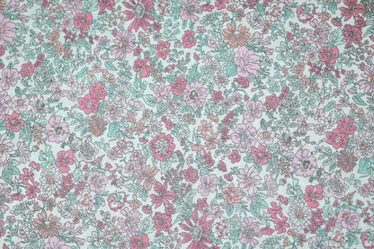 Romantischer Blumenstoff auf hellem Grund – aus Baumwollstretch