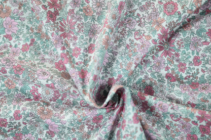 Fein gemusterter Baumwollstretch mit Blumen auf Weiß – detailreich und zart