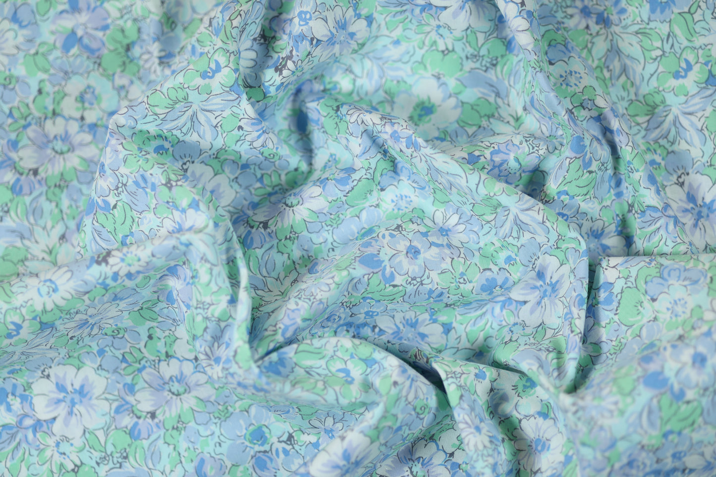 Baumwollstretch – Hellblau mit Aquarellblumen in Grün & Blau – angenehm, flexibel und hochwertig verarbeitet