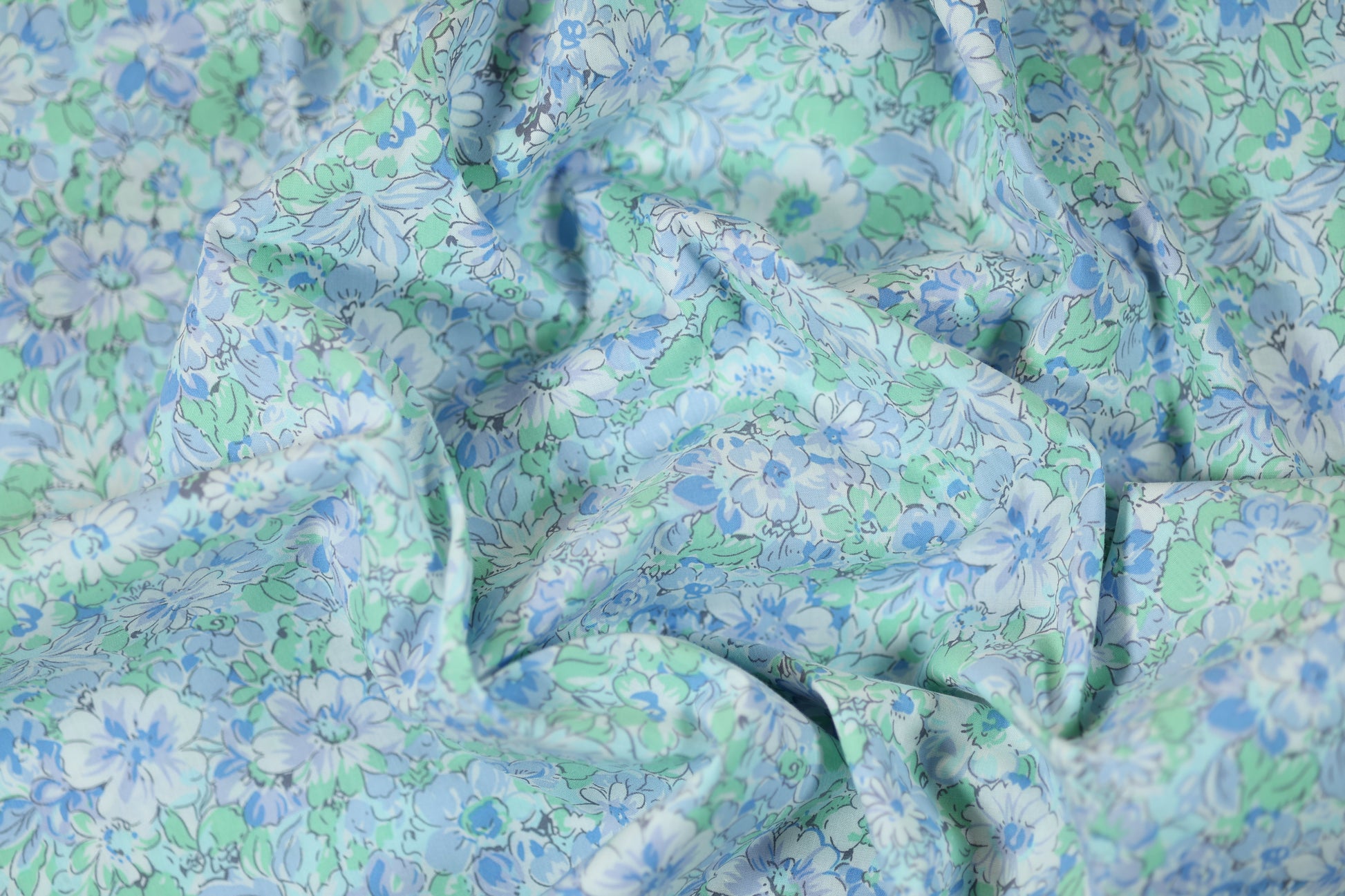 Baumwollstretch – Hellblau mit Aquarellblumen in Grün & Blau – angenehm, flexibel und hochwertig verarbeitet