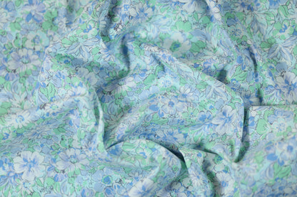 Baumwollstretch – Hellblau mit Aquarellblumen in Grün & Blau – angenehm, flexibel und hochwertig verarbeitet