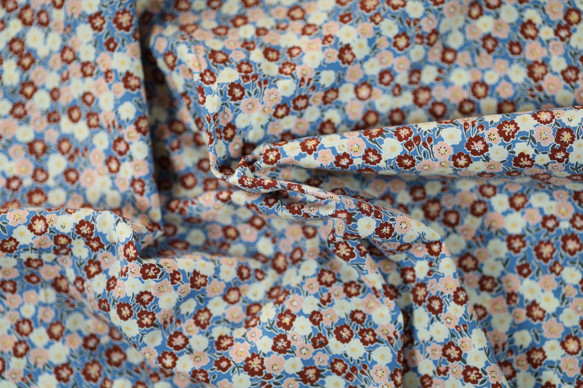 Baumwollstretch – Vintage-Blumen auf Creme und Hellblau – ideal für Mode, Accessoires & Dekoration