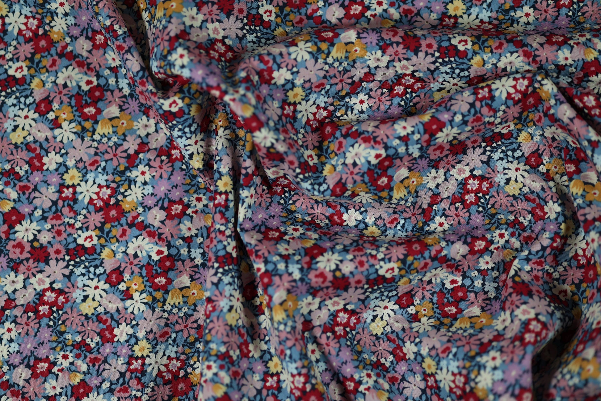 Baumwollstretch – Verspielte Blümchen auf Navy und Rosa – angenehm, flexibel und hochwertig verarbeitet