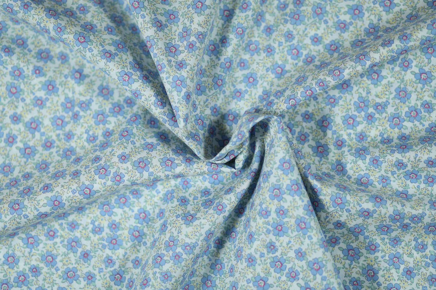 Hochwertiger Baumwoll Stretch – lebendige Blumen auf weichem Stoff