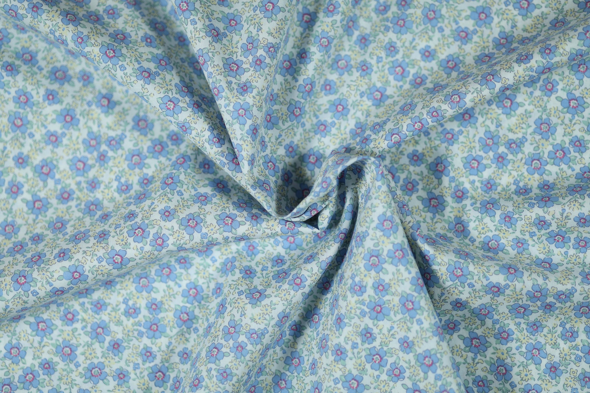 Hochwertiger Baumwoll Stretch – lebendige Blumen auf weichem Stoff