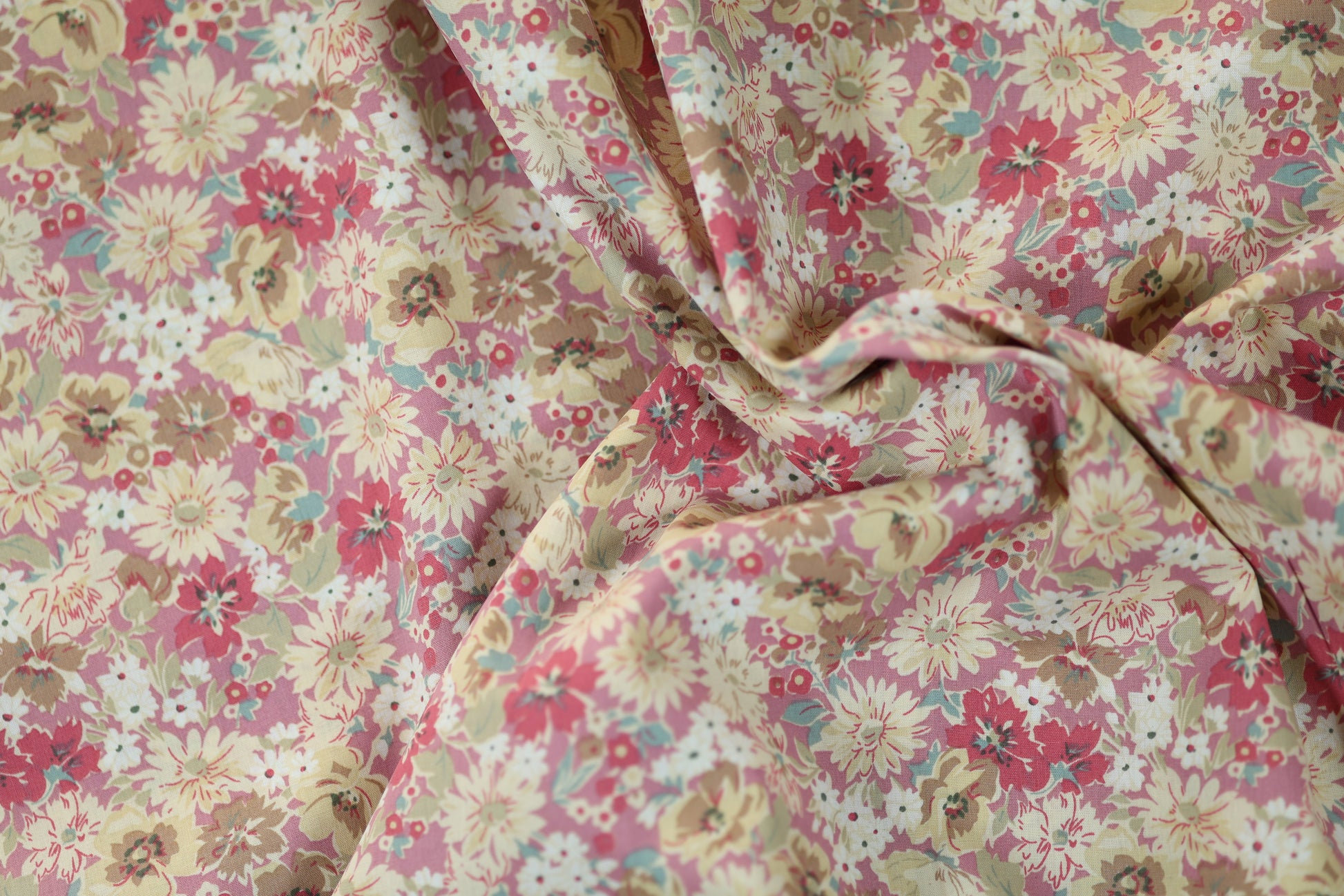 Hochwertiger Stretchstoff mit Blumenmuster in Beerenrosa & Creme – perfekt für Nähen und Design