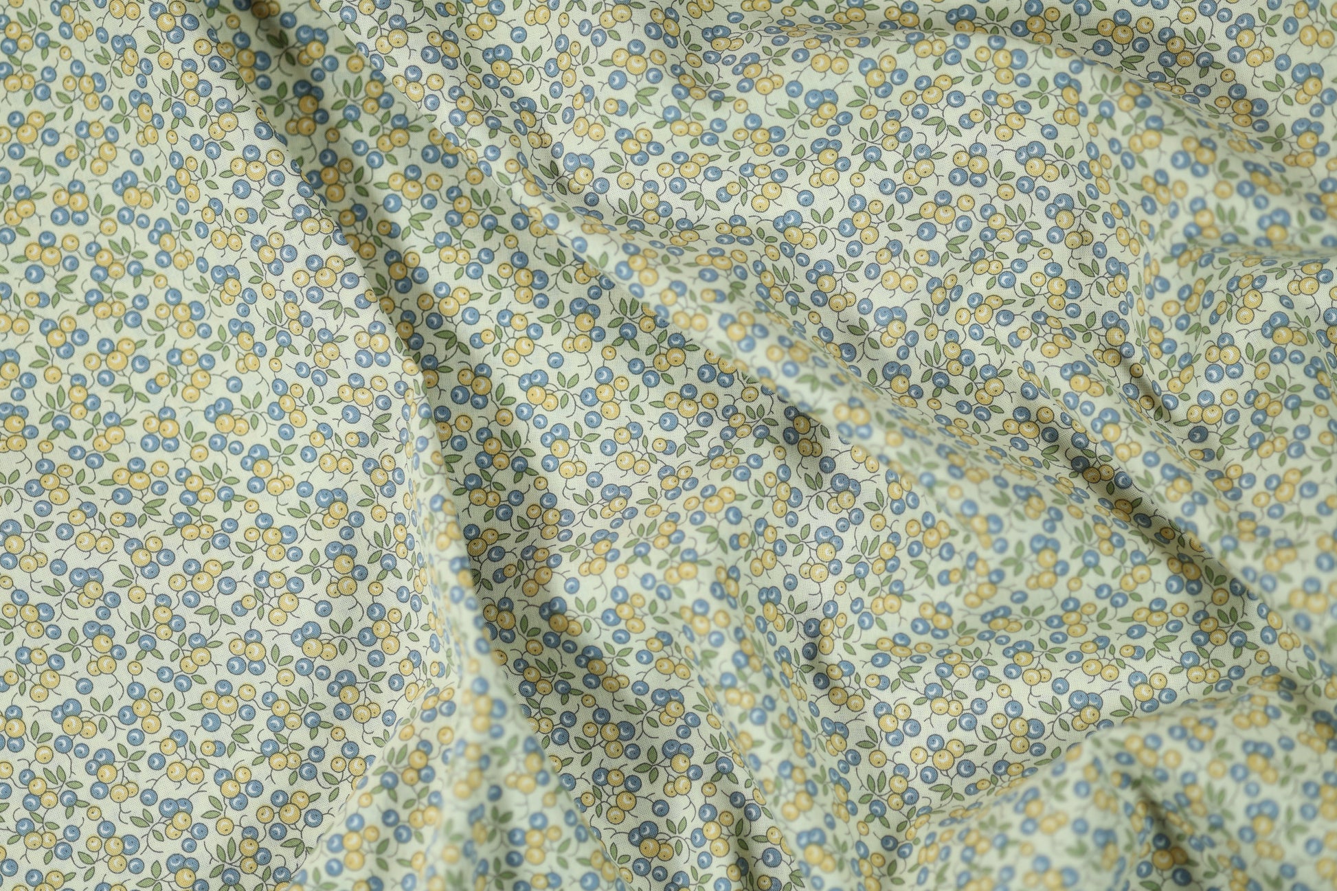 Hochwertiger Stretchstoff mit Blumenmuster in Blaubeere & Zitrone – perfekt für Nähen und Design